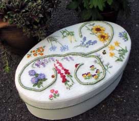 Box mit gestickten kleinen Blümchen